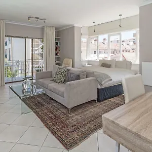 https://cosy-and-classy-sea-point-apartment.hotels-capetown.com